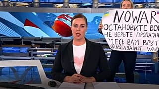 Marina Ovsiannikova'nın canlı yayın protestosu