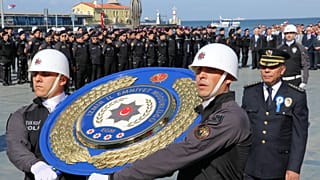 Polislere yönelik yeni yönetmeliği sosyal medya üzerinden eleştiren yaklaşık 3 bin polise idari soruşturma açıldığı iddiası Meclis'e taşındı. 