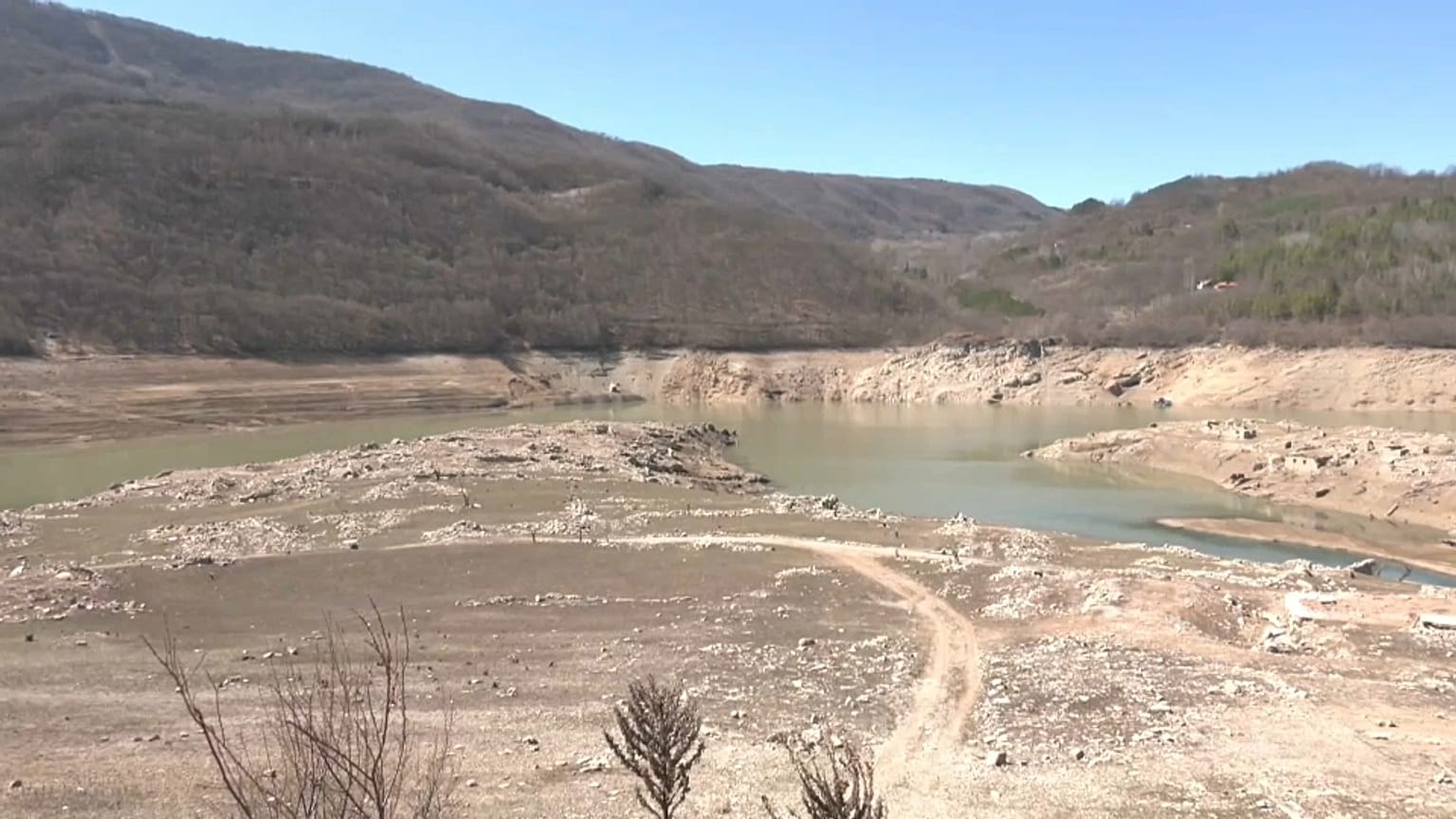 O lago Zavojsko é um dos mais adetados pela seca na Sérvia