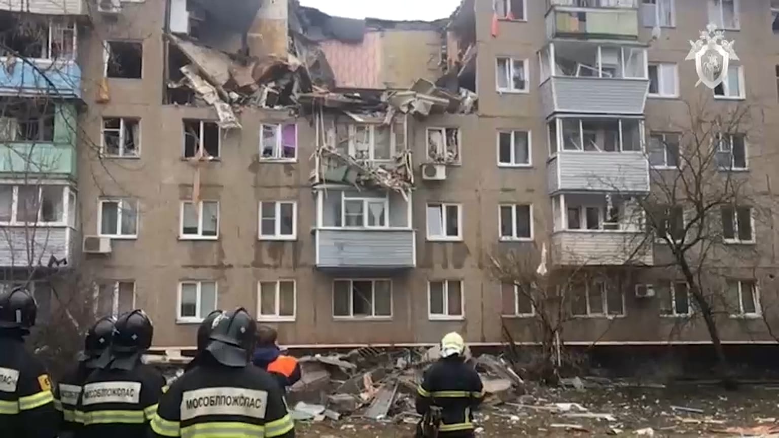 Разрушенный подъезд дома