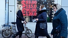شاشة مكتب صرف العملات تعرض أسعار صرف الدولار الأمريكي واليورو إلى الروبل الروسي- موسكو، روسيا، فبراير 2022.