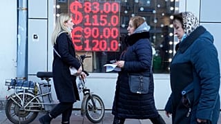 شاشة مكتب صرف العملات تعرض أسعار صرف الدولار الأمريكي واليورو إلى الروبل الروسي- موسكو، روسيا، فبراير 2022.