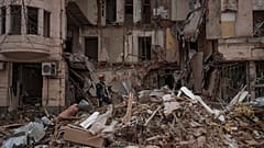 Feuerwehrmann auf den Trümmern eines von russischen Angriffen getrofenenen Gebäudes in Charkiw (11. April 2022)
