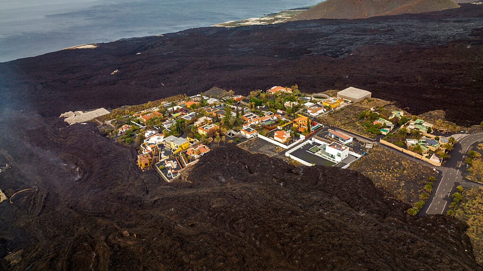 Várias povoações ficaram isoladas pela lava do vulcão da Cumbre Vieja, na ilha espanhola de La Palma