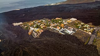 Várias povoações ficaram isoladas pela lava do vulcão da Cumbre Vieja, na ilha espanhola de La Palma