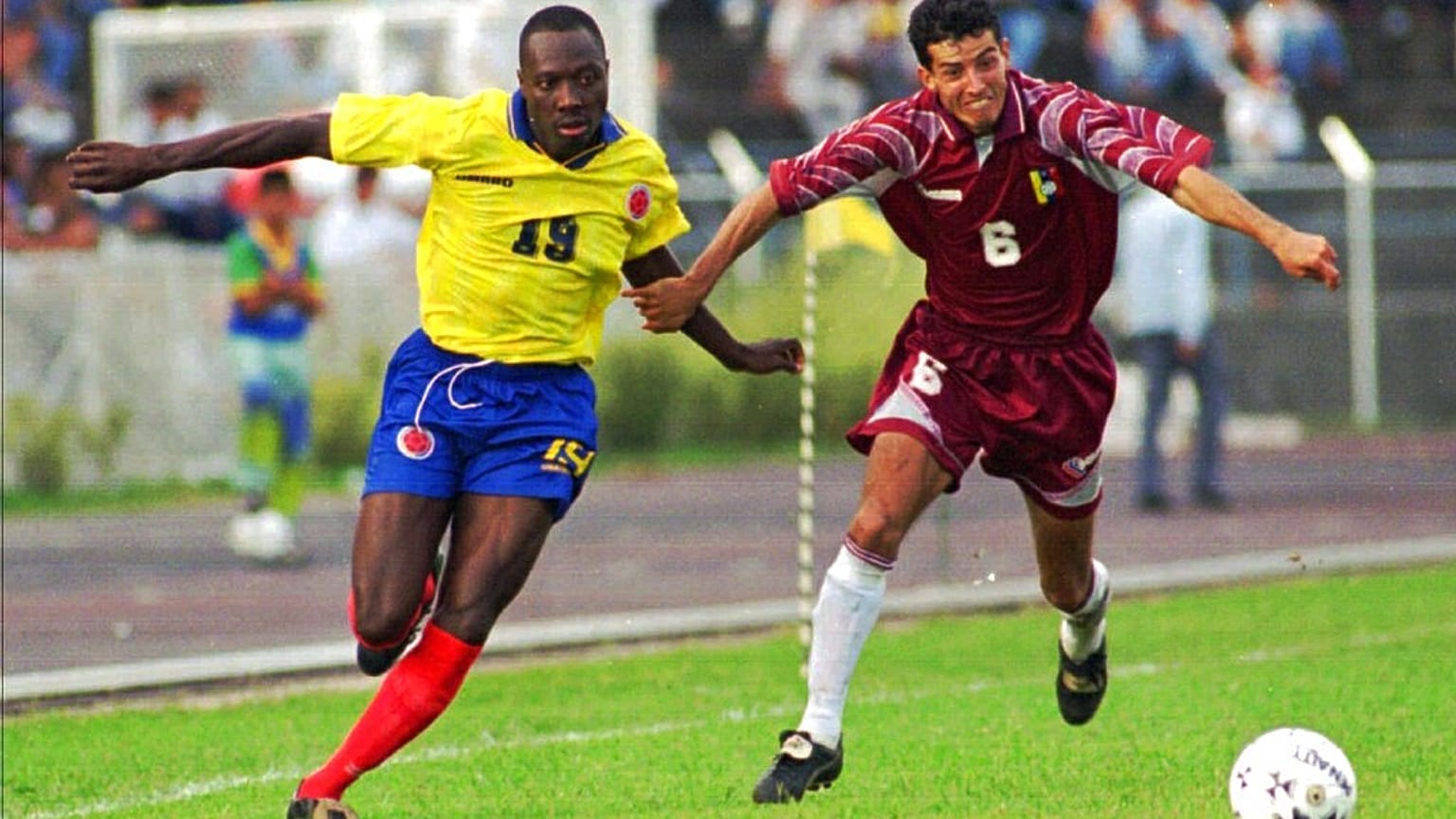 Freddy Rincón, durante un partido de clasificación para el Mundial de Francia, en 1996.