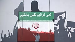 İran'da Afgan mültecilerin öldürülmesini protesto amaçlı İran bayrağı üzerine çizilen resmin üst kısmında "Nefes alamıyorum" ifadesi yer alıyor. Kabil/Afganistan