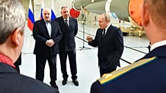 Le président russe Vladimir Poutine (à dr.) et son homologue bélarusse Alexandre Loukachenko, lors de leur rencontre au Cosmodrone de Vostochny  (Russie), le 12/04/2022