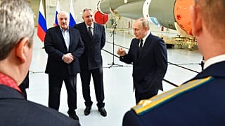 Le président russe Vladimir Poutine (à dr.) et son homologue bélarusse Alexandre Loukachenko, lors de leur rencontre au Cosmodrone de Vostochny  (Russie), le 12/04/2022