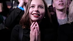 Una partidaria de la candidata francesa de extrema derecha Marine Le Pen reacciona en su sede del día de las elecciones en París, el domingo 10 de abril de 2022.