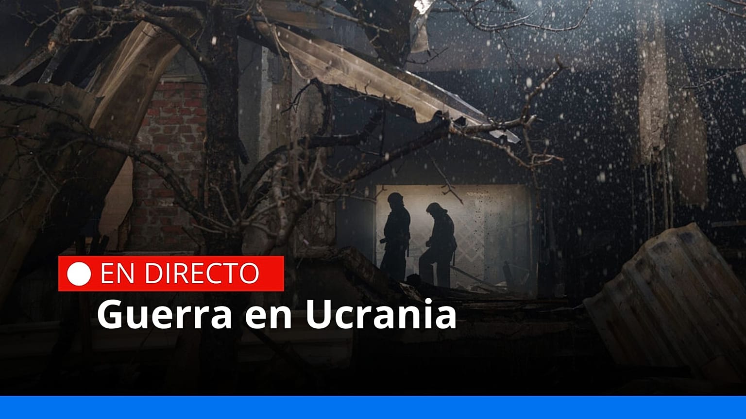 Los bomberos apagan un incendio en una casa tras un ataque ruso en Járkov