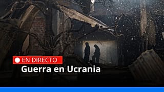 Los bomberos apagan un incendio en una casa tras un ataque ruso en Járkov