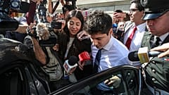 La prensa rodea a Nicolás Zepeda al salir del tribunal después de la audiencia para su extradición a Francia, en Santiago, Chile, el 5 de marzo de 2020.