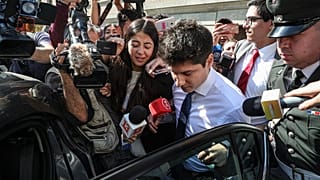 La prensa rodea a Nicolás Zepeda al salir del tribunal después de la audiencia para su extradición a Francia, en Santiago, Chile, el 5 de marzo de 2020.
