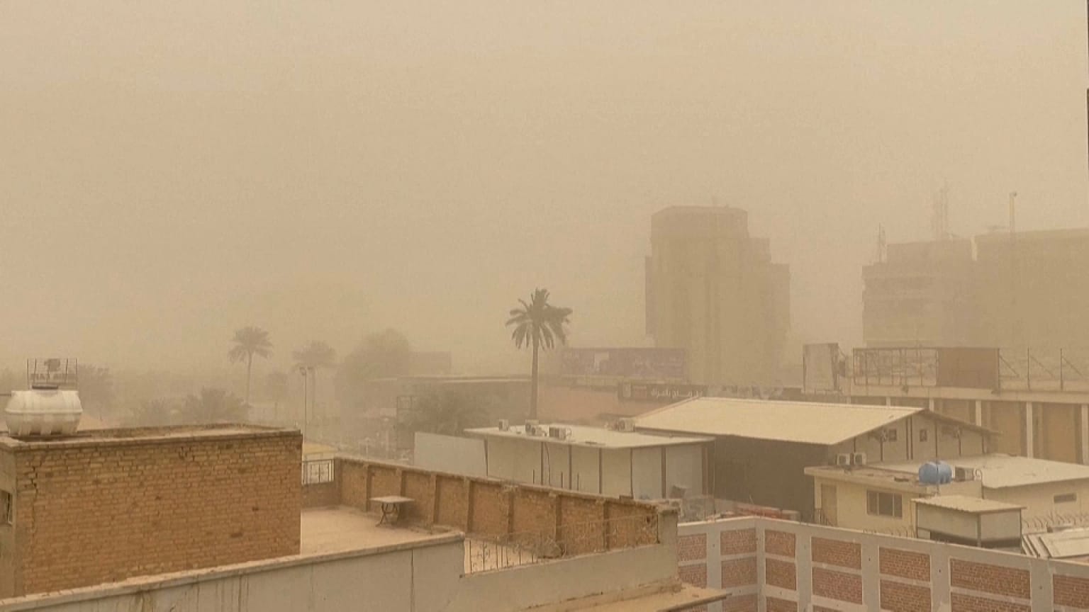 لقطة من فيديو نشرته فرانس برس للعاصفة الرملية التي ضربت بغداد 