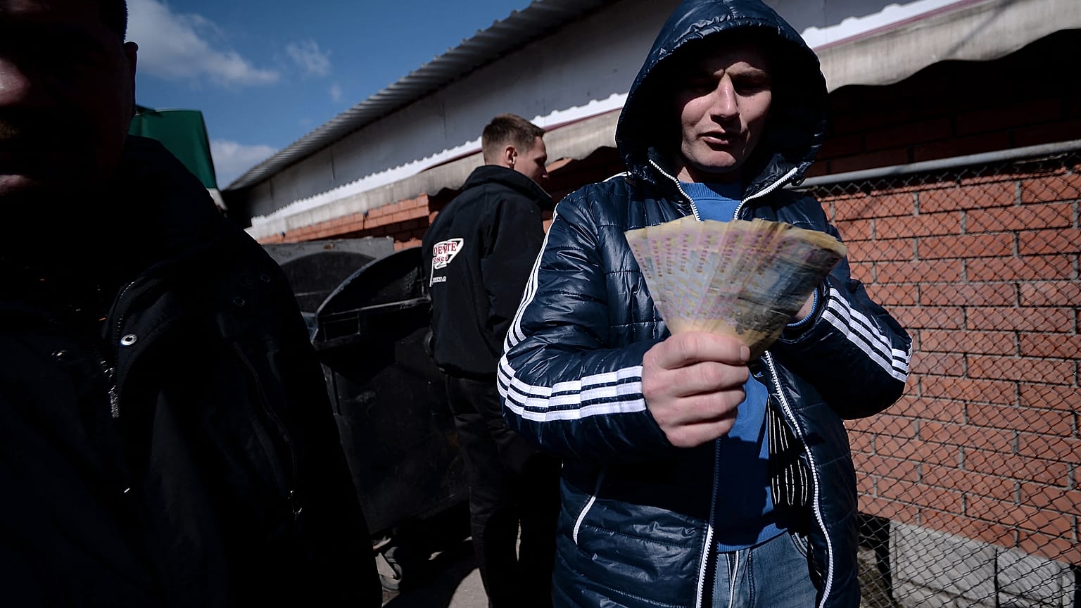 Muitas pessoas que fugiram da Ucrânia não conseguem cambiar dinheiro local por divisas europeias