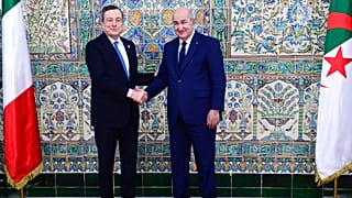 Az algír elnök, Abdelmazsid Tebbun és Mario Draghi a gázüzlet megkötésekor, április 11-én