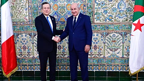 Az algír elnök, Abdelmazsid Tebbun és Mario Draghi a gázüzlet megkötésekor, április 11-én