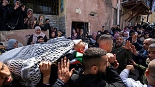 مشيعون فلسطينيون ينقلون جثمان سند أبو عطية، 17 عاما، إلى منزل العائلة خلال جنازته في مخيم جنين للاجئين بالضفة الغربية، الخميس 31 مارس 2022.