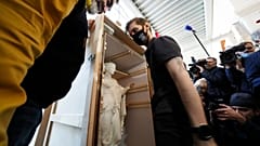 Сотрудники Эрмитажа разгружают ящики с экспонатами, вернувшимися с выставки "Гран Тур. Мечта об Италии от Венеции до Помпей".