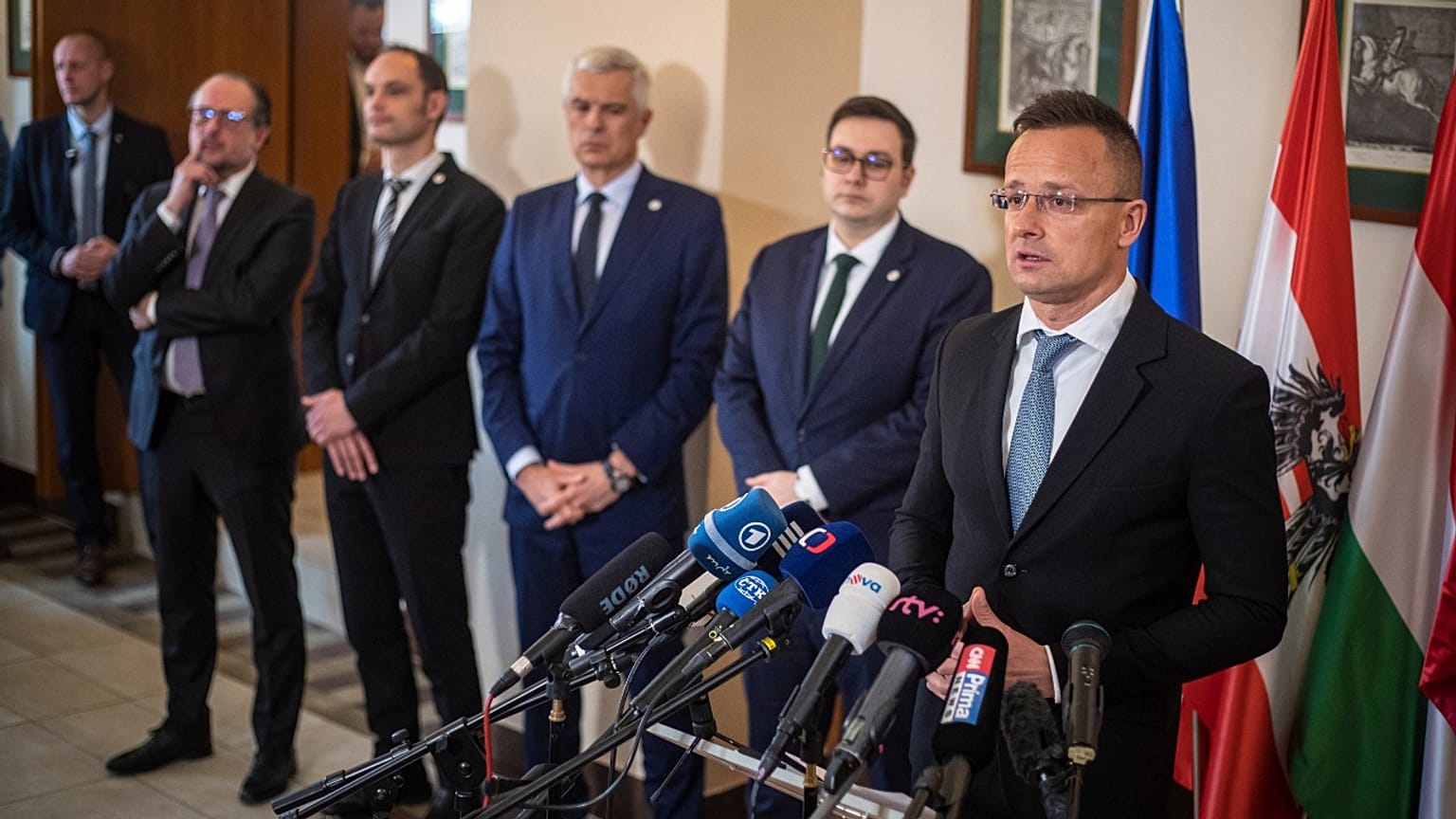 Szijjártó Péter külgazdasági és külügyminiszter a C5-ök találkozója után Prágában 2022. április 12-én