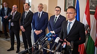 Szijjártó Péter külgazdasági és külügyminiszter a C5-ök találkozója után Prágában 2022. április 12-én