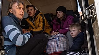 Von links nach rechts: Oksana Gavrielutca (41) sitzt mit ihren Kindern Oleg (18), Diana (17) und Vlad (5) in einem Bus, nach der Flucht aus Snigiriovka im Bezirk Mikolaiv.