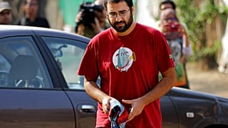 الناشط والمعارض المصري علاء عبد الفتاح خارج محكمة في القاهرة، مصر، الأحد 26 أكتوبر 2014.
