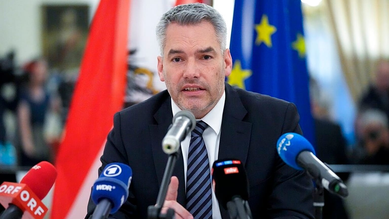Karl Nehammer osztrák kancellár a Vlagyimir Putyin orosz elnökkel folytatott megbeszélését követő sajtótájékoztatón Moszkvában