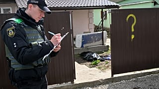 Вопросительный знак на воротах обозначает нахождение тел мирных жителей