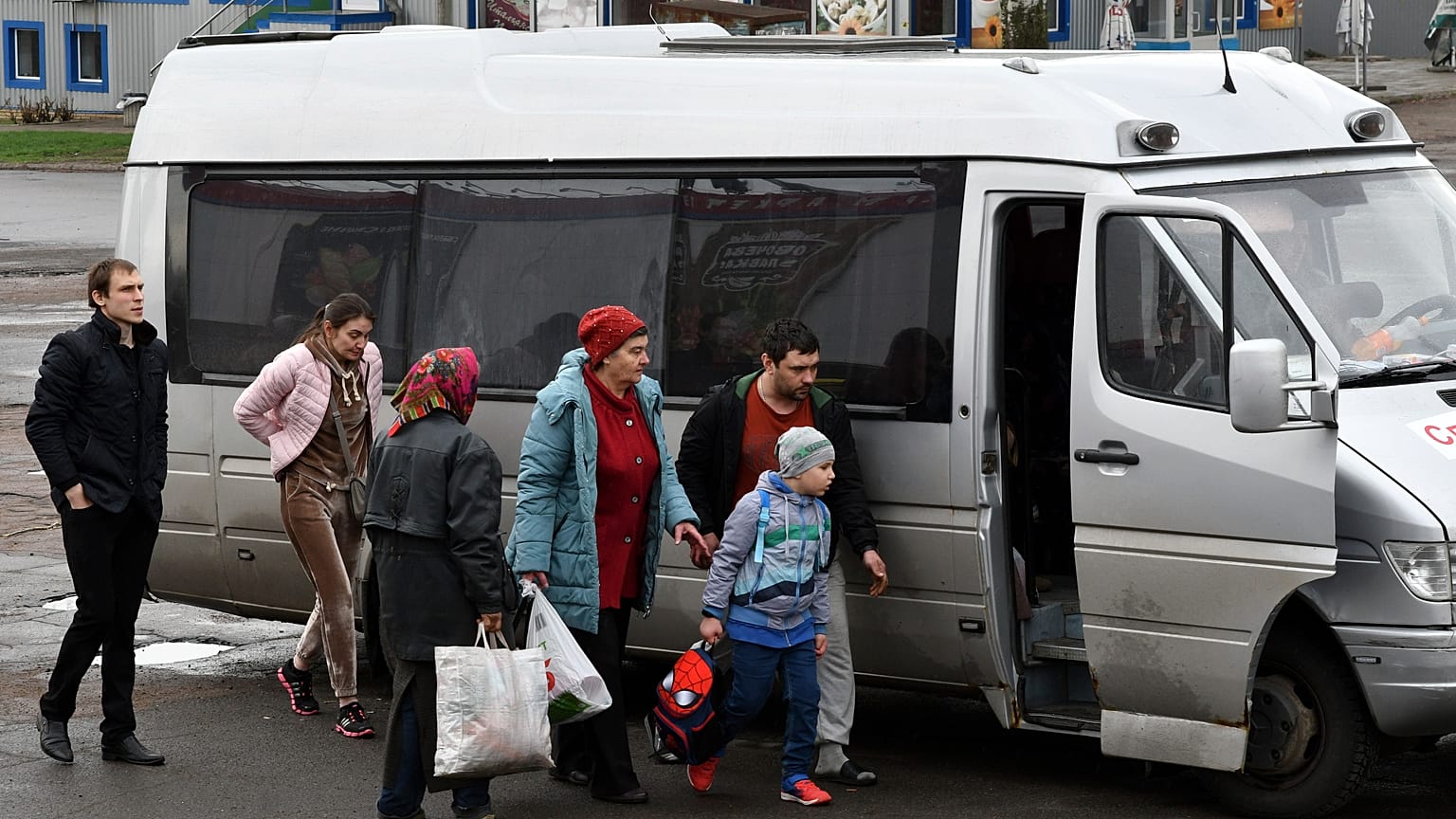Flüchtlinge steigen in Kramatorsk in einen Kleinbus