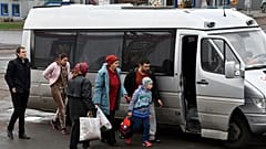 Flüchtlinge steigen in Kramatorsk in einen Kleinbus