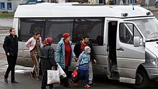 Flüchtlinge steigen in Kramatorsk in einen Kleinbus