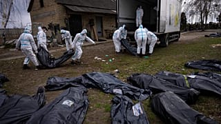In Butscha bei Kiew in der Ukraine werden weitere Leichen geborgen