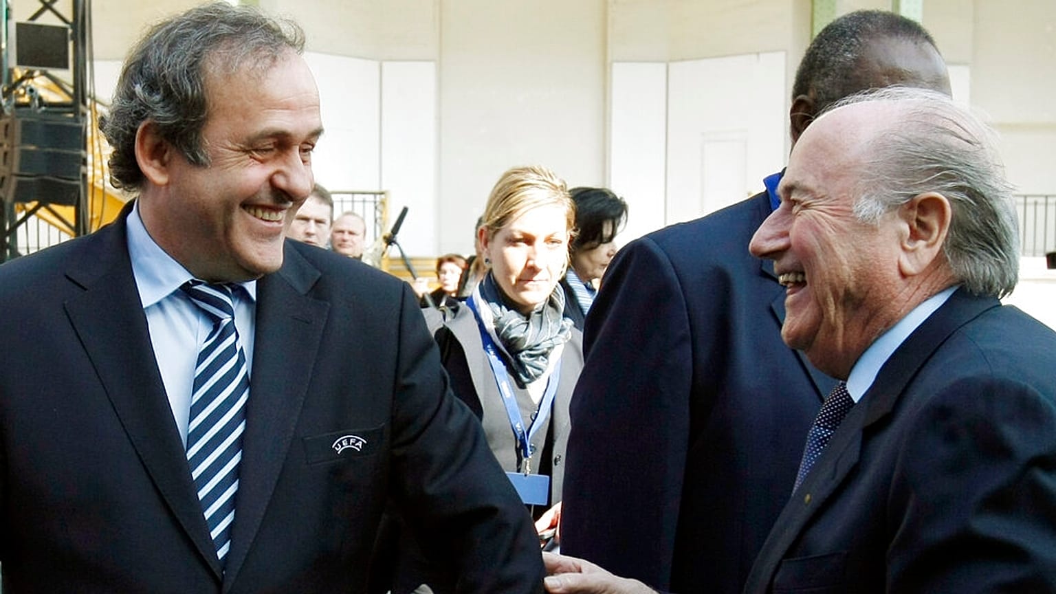 Michel Platini (balra) és Sepp Blatter az UEFA 35. kongresszusán a párizsi Grand Palais-ban 2011. március 22-én.
