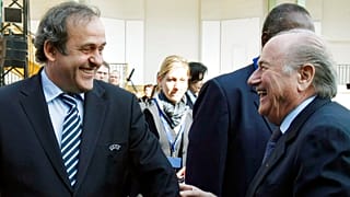 Michel Platini (balra) és Sepp Blatter az UEFA 35. kongresszusán a párizsi Grand Palais-ban 2011. március 22-én.