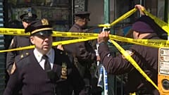 Polizisten in der Nähe des U-Bahnhofs 36. Straße Brooklyn