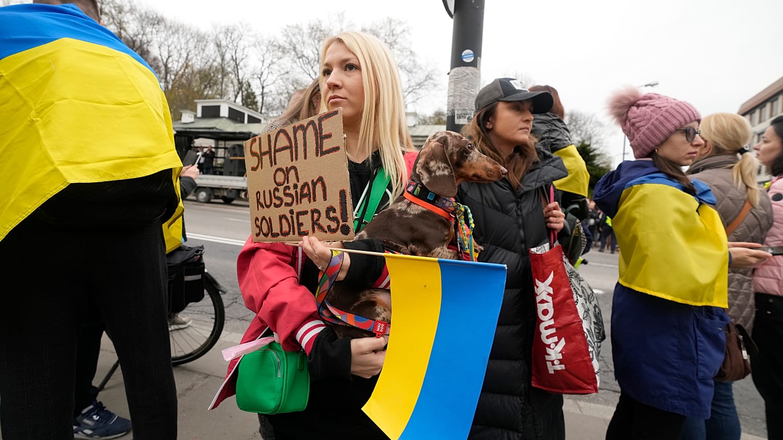 Акция протеста против российского вторжения на Украину в Польше