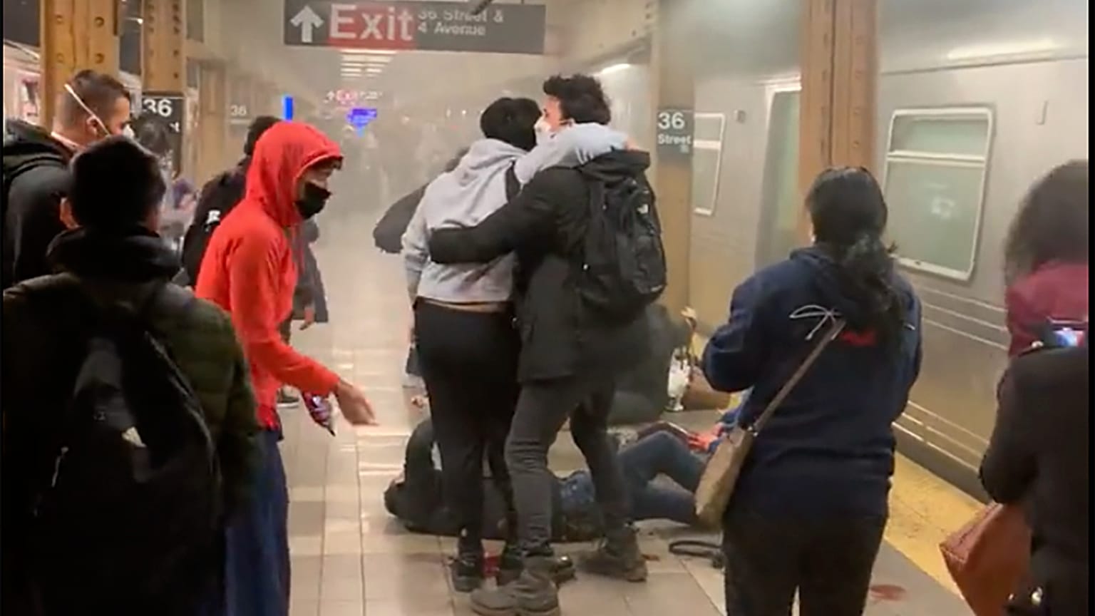 ABD'nin New York kentinde, Brooklyn'deki bir metro istasyonunda gerçekleştirilen saldırıda 10'u ateşli silahla olmak üzere 23 kişi yaralandı