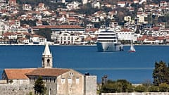Το σούπερ γιοτ του Roman Abramovich Solaris μπροστά από το Tivat, στο Μαυροβούνιο, Σάββατο 12 Μαρτίου 2022