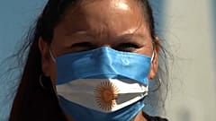 Manifestante en la protesta en la Plaza de Mayo de Buenos Aires por la subido de los precios de los alimentos