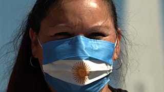 Manifestante en la protesta en la Plaza de Mayo de Buenos Aires por la subido de los precios de los alimentos