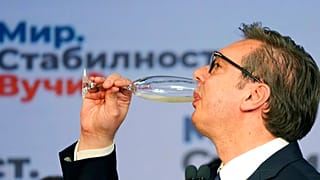 Le président serbe Aleksandar Vucic boit du champagne au soir de sa réélection le 3 avril 2022