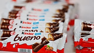 خط الإنتاج في مصنع "فيريرو" في شمال غرب فرنسا.