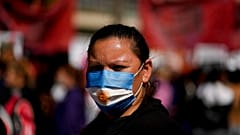 Una manifestante con la mascherina raffigurante la bandiera argentina. (Buenos Aires, 12.4.2022)