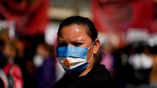 Una manifestante con la mascherina raffigurante la bandiera argentina. (Buenos Aires, 12.4.2022)