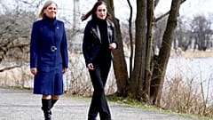 Magdalena Andersson svéd miniszterelnök finn kollégájával Sanna Marinnal Stockholmban 2022. április 13-án