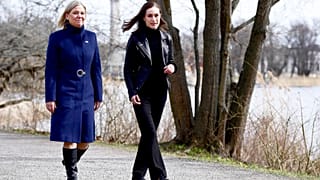 Magdalena Andersson svéd miniszterelnök finn kollégájával Sanna Marinnal Stockholmban 2022. április 13-án
