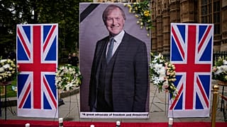 İngiltere'de 15 Ekim 2021'de Muhafazakar Parti Milletvekili David Amess'in fotoğrafı