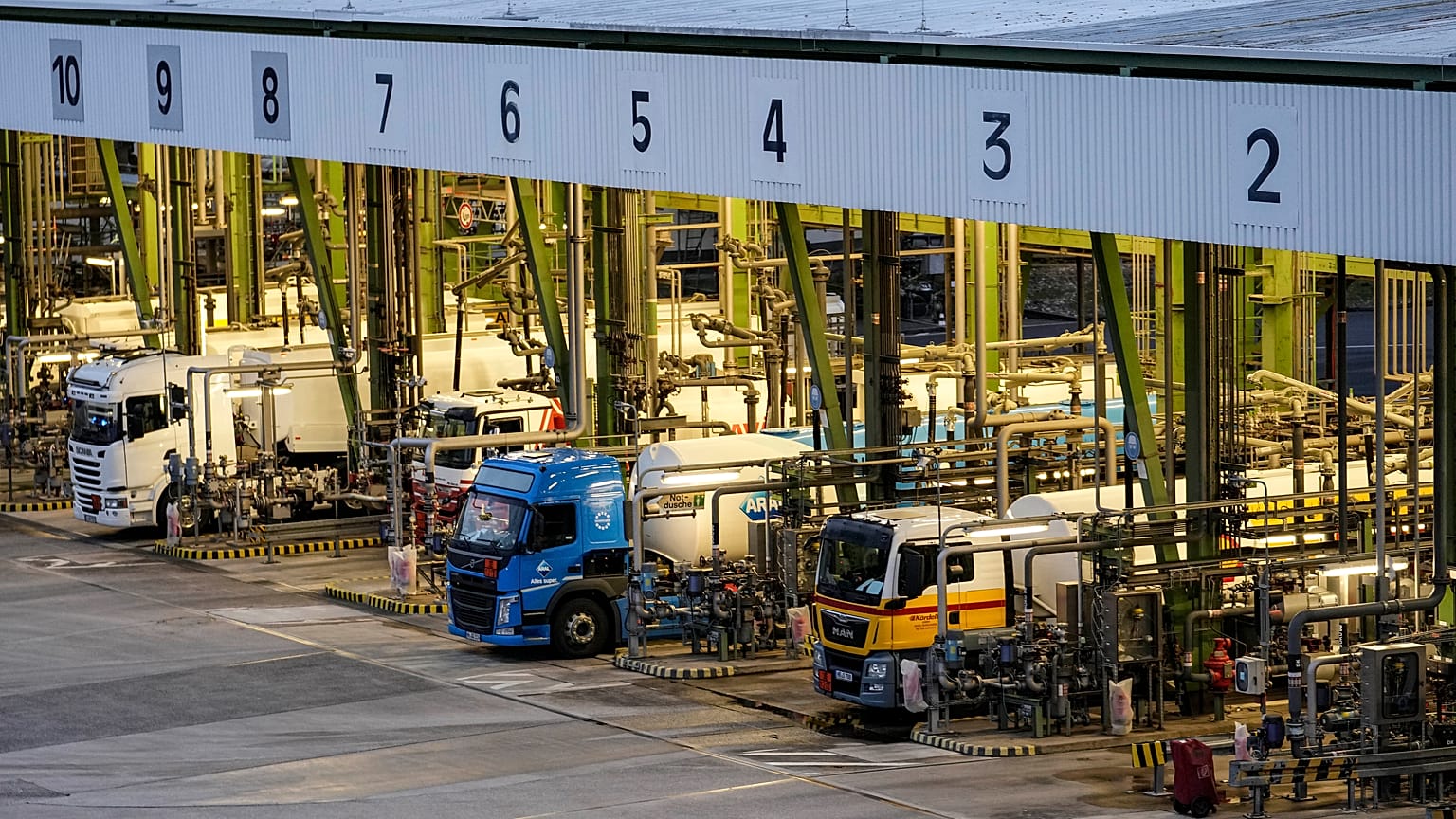 Betankung von Lastwagen in Wesseling